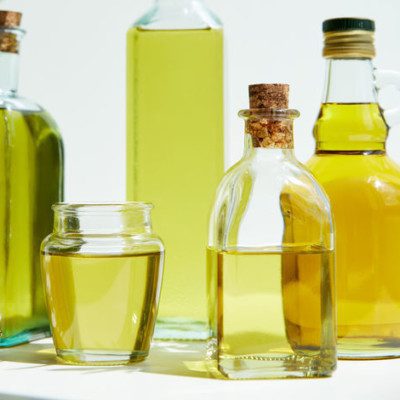 油是一种植物衍生的脂肪，其在室温下保持液体，并由甘油三酯的混合物组成。